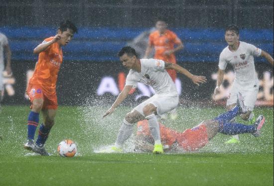  杜塞尔多夫进攻组合默契十足，双前锋联手贡献四粒进球