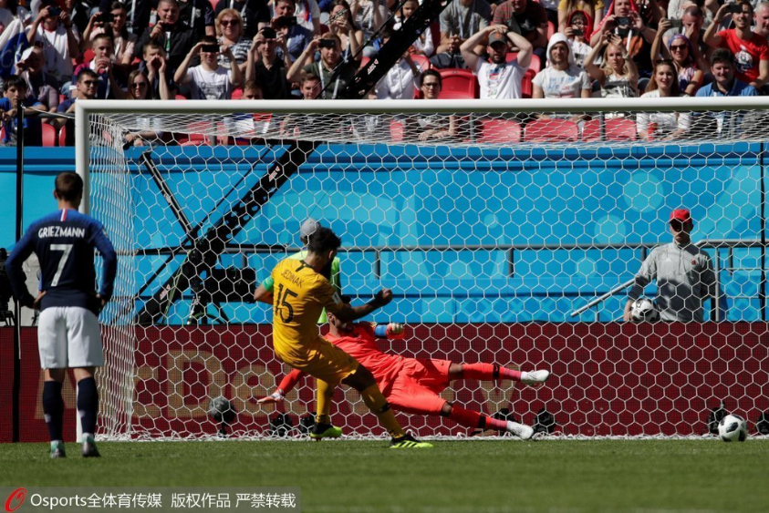 德甲VAR介入改判点球,视频助理裁判成比赛主角  德甲VAR介入改判点球,视频助理裁判成比赛主角